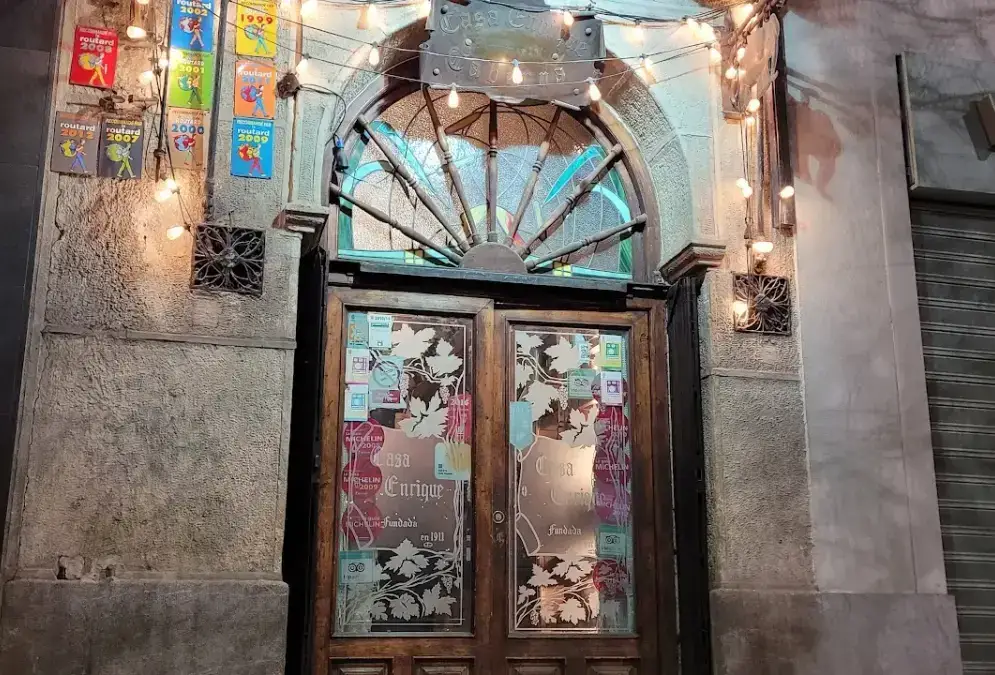 Old marble bar and hanging jamón legs inside Casa Enrique on Acera del Darro, Granada